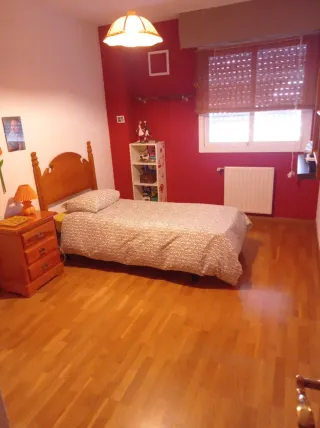 Cabecero de madera con flor tallada
