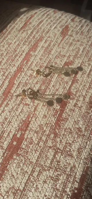 Pendientes dorados con cadenas y discos
