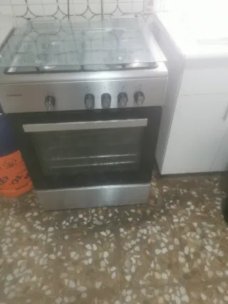 Cocina de gas seminueva 4 fuegos y horno