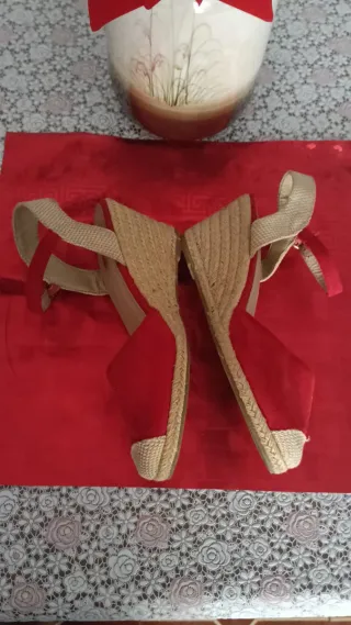 Sandalias rojas cuña esparto