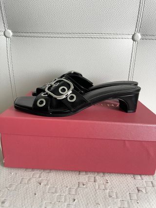 Sandalias tacón tachas Y2K mujer