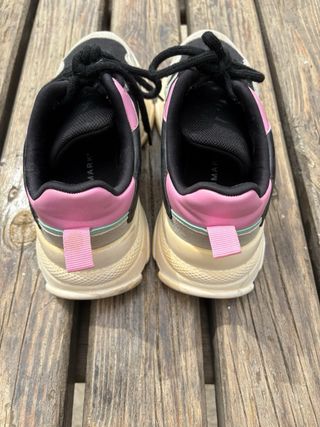 Zapatillas deportivas negras y rosas