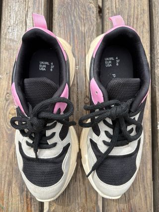 Zapatillas deportivas negras y rosas