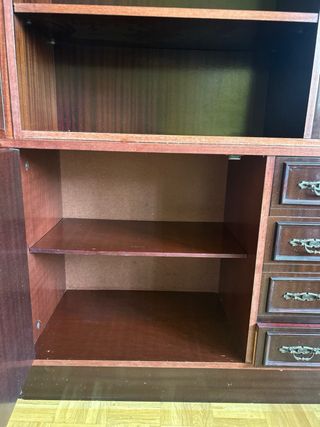 Mueble de salón de madera y cristal