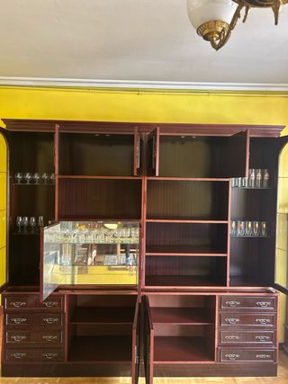 Mueble de salón de madera y cristal