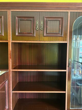 Mueble de salón de madera y cristal