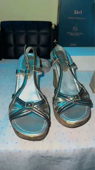 Sandalias de cuña plateadas y negras