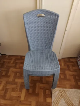 Juego de 2 sillas grises de plástico 15€