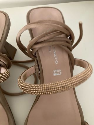 Sandali beige con dettagli oro