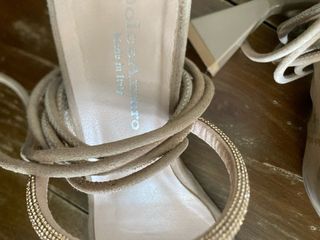 Sandali beige con dettagli oro