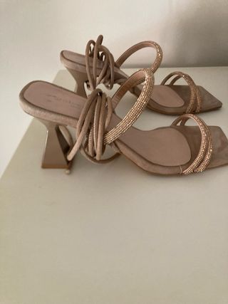 Sandali beige con dettagli oro