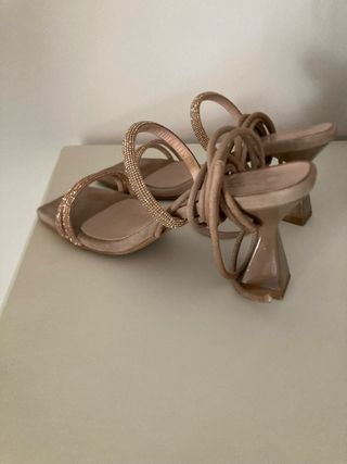 Sandali beige con dettagli oro