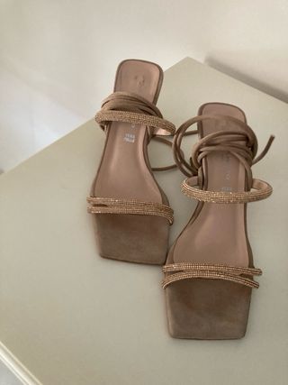 Sandali beige con dettagli oro