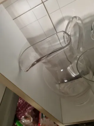 Jarra y vaso de cristal