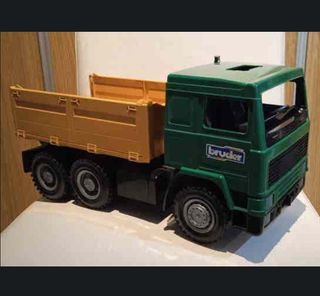 Camión Volvo Bruder Verde y Amarillo
