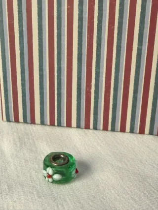 Charm verde con flores blancas