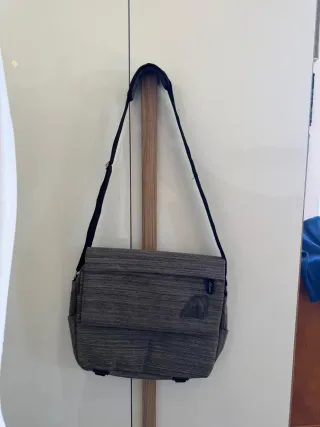 Borsa a tracolla grigia e nera