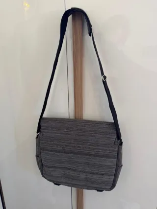 Borsa a tracolla grigia e nera