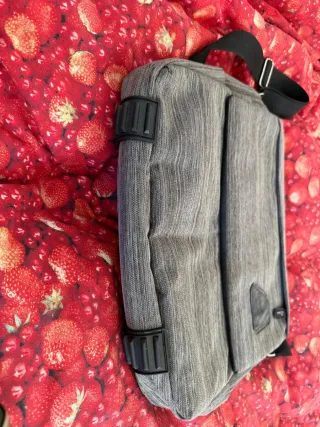 Borsa a tracolla grigia e nera