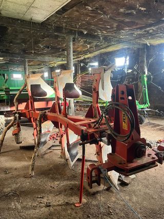 Arado de tractor en buen estado