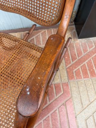 Mecedora antigua de madera y ratán