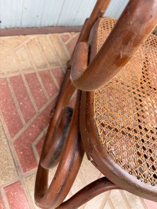 Mecedora antigua de madera y ratán