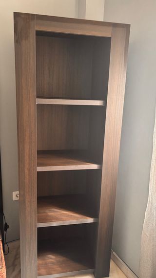 Estantería de madera marrón