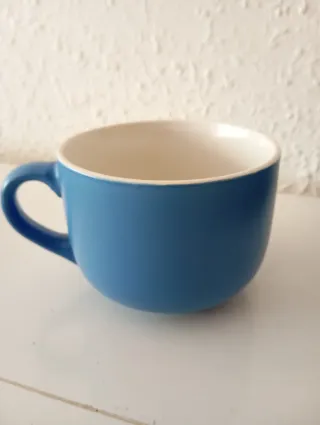 Tazón de cerámica azul con diseño floral
