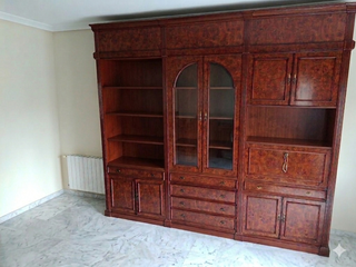 Mueble de salón de madera y cristal