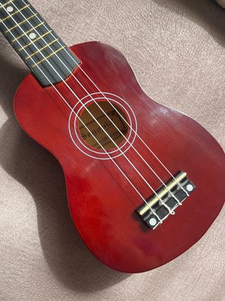 Ukelele color caoba, acabado macerado