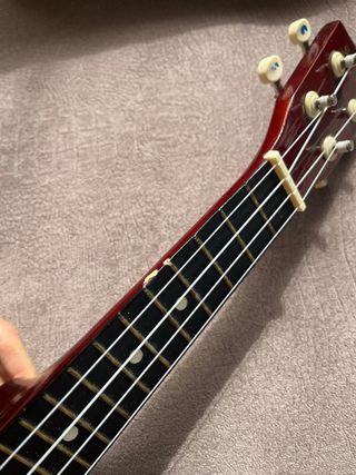 Ukelele color caoba, acabado macerado