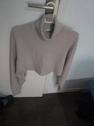 Jersey Bershka cuello vuelto beige talla única