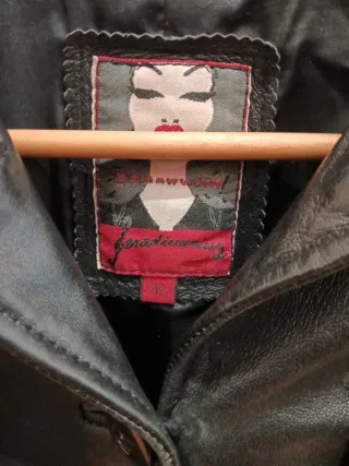 Cazadora larga de cuero de oveja.