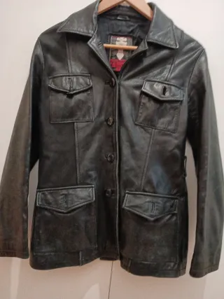 Cazadora larga de cuero de oveja.