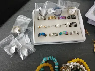 Stock bigiotteria bracciali collane e molto altro