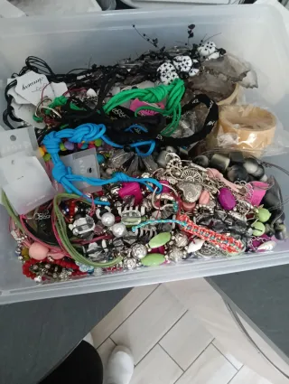 Stock bigiotteria bracciali collane e molto altro