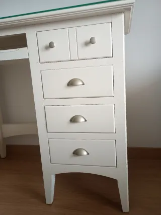 Escritorio blanco con cristal a medida