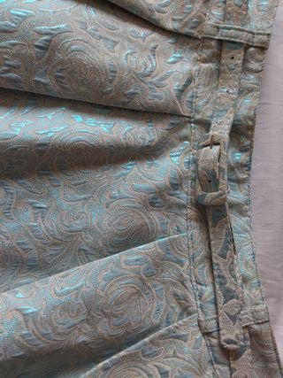 Falda plateada abombada por la rodilla