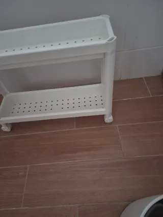 Cubo basura y estantería baño Ikea
