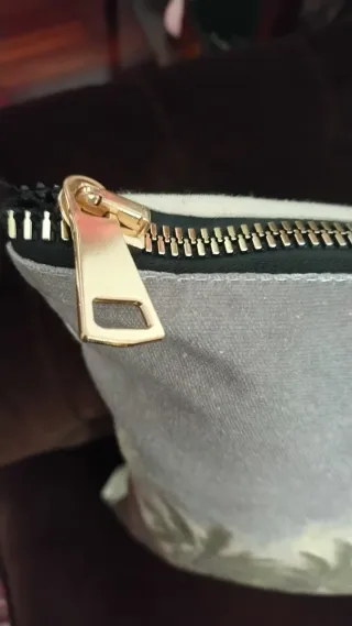 Cojín decorativo con relleno. Muy bueno!