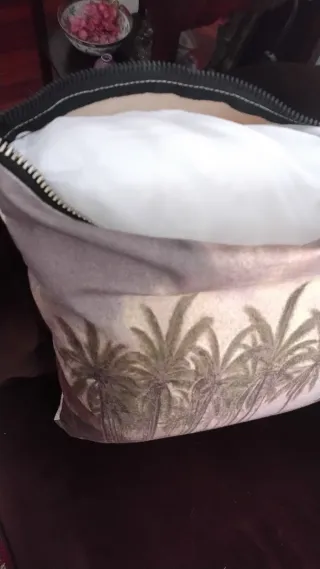 Cojín decorativo con relleno. Muy bueno!