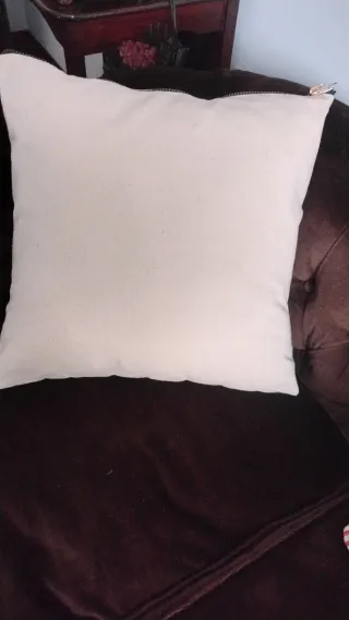 Cojín decorativo con relleno. Muy bueno!