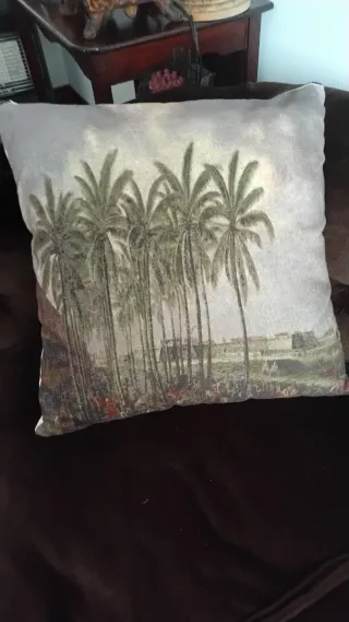 Cojín decorativo con relleno. Muy bueno!