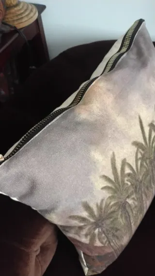 Cojín decorativo con relleno. Muy bueno!