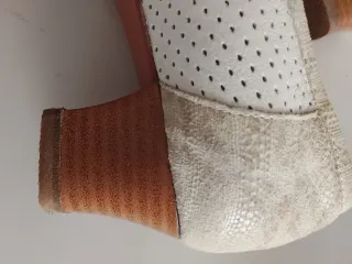 Zapatos piel de mujer beige y blancos