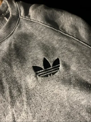 Sudadera Adidas Gris con Logo y Rayas