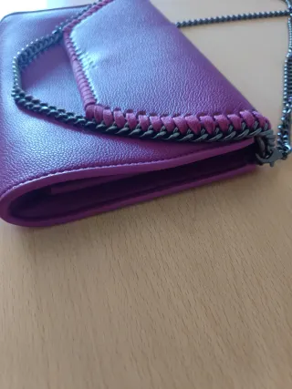 Borsa lilla con tracolla a catena