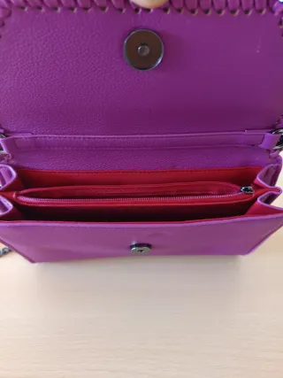 Borsa lilla con tracolla a catena