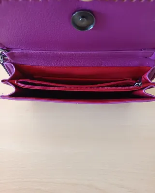 Borsa lilla con tracolla a catena