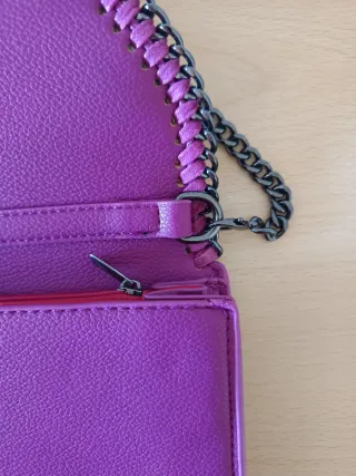 Borsa lilla con tracolla a catena